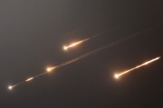 ai算命伊朗以导弹齐射回应以色列的大规模袭击