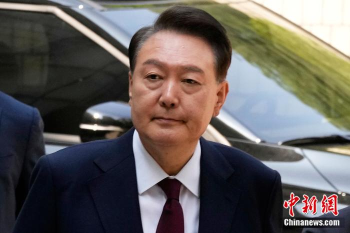 当地时间2025年5月12日，韩国首尔，因被控策划叛乱而受到审判的前总统尹锡悦抵达首尔中央地(🔤)方法院。图/视觉中国